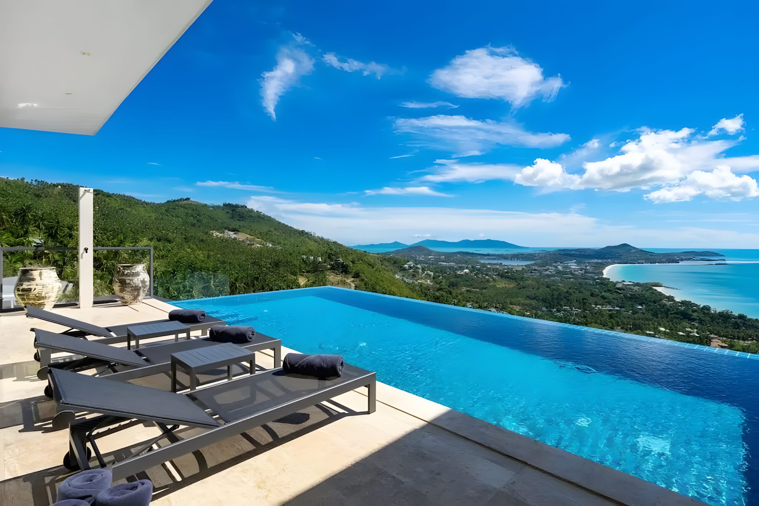 Blue Coco Villa infinity pool and sea view