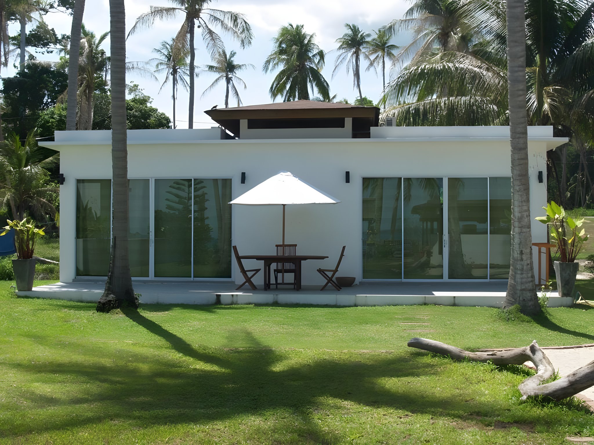 The White House on the beachfront at Laem Sor